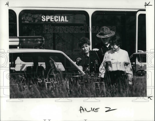 1990 Press Photo Corrections officer Donna Cox leads Alice E. Lundgren to car - Historic Images