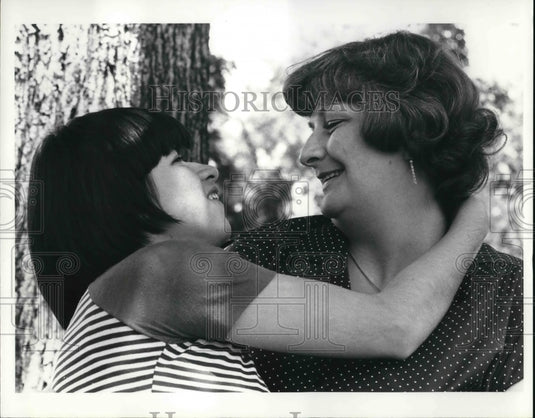 1984 Press Photo Barbara Loyer & a retarded daughter, Margaret at an Institution - Historic Images