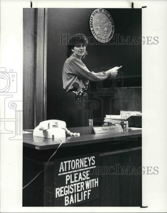 1987 Press Photo Kathleen R. Leishman, the Shaker Court bailiff - Historic Images