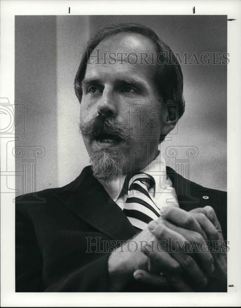 1983 Press Photo William Lentz, director of disaster service, Cleveland chapter - Historic Images