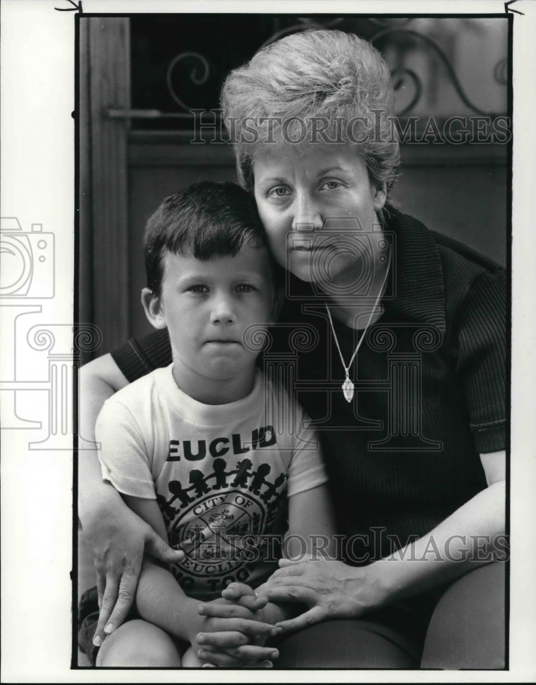 1985 Press Photo Madelyn Kelly &amp; son Patrick, waiting for missing father - Historic Images