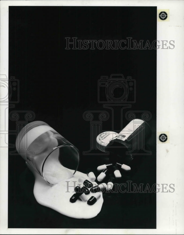 1986 Press Photo For story about dangers of mixing food and prescription drugs - Historic Images