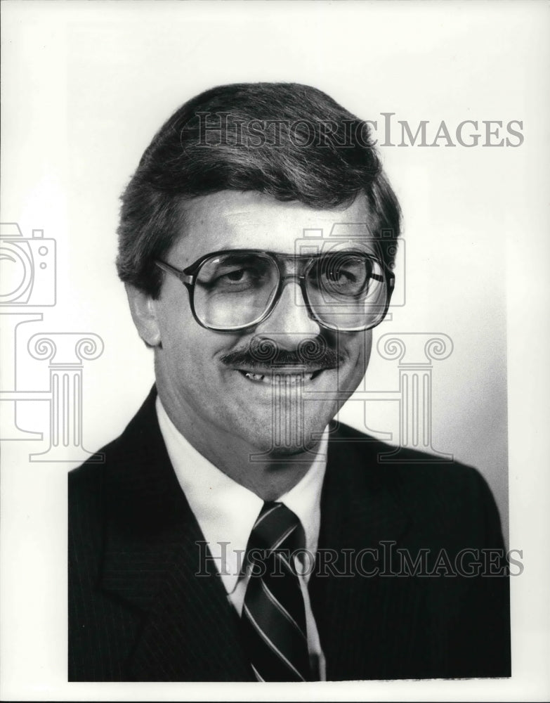 1986 Press Photo Executive Vice President of Real Estate, Tom LaRochelle - Historic Images