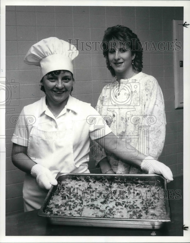 1987 Press Photo Student Cafeteria chef, Marcia Connell with Susan Sternan - Historic Images
