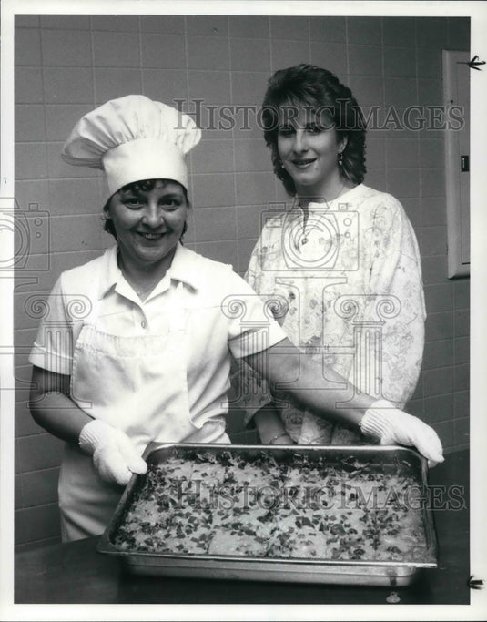 1987 Press Photo Student Cafeteria chef, Marcia Connell with Susan Sternan - Historic Images
