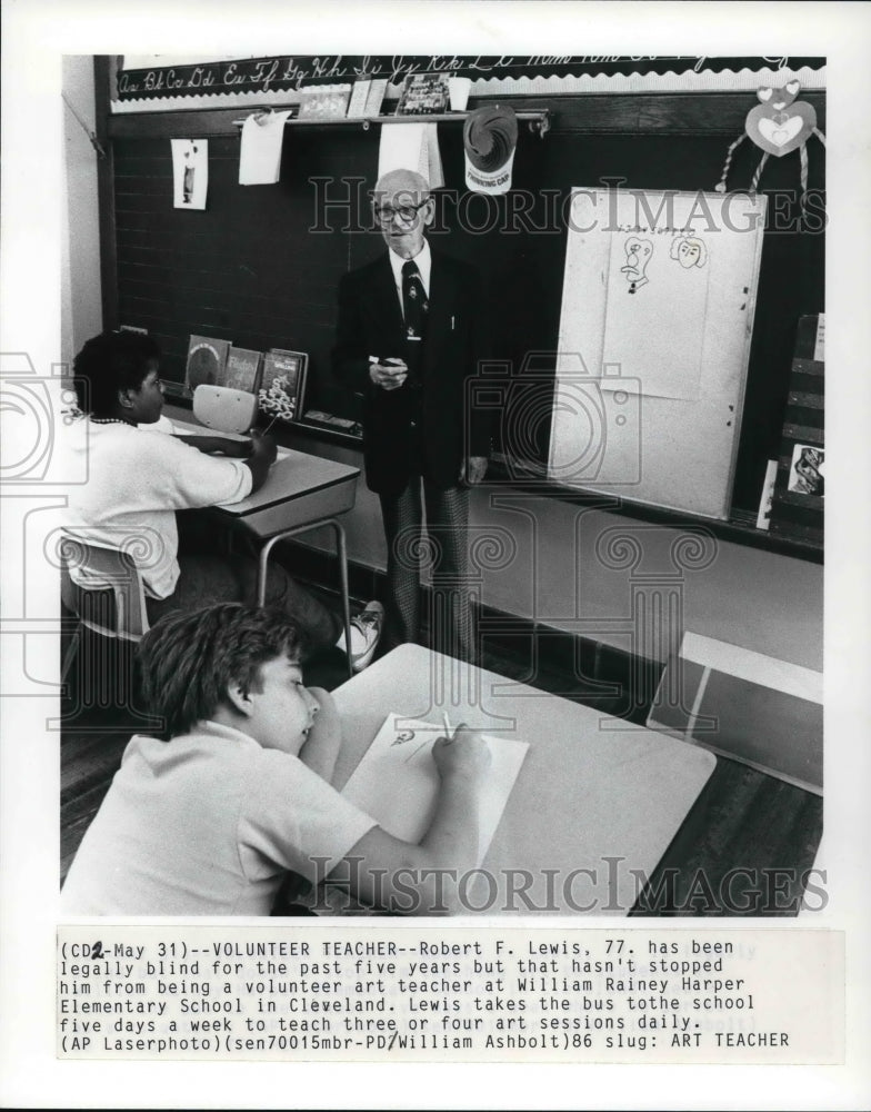 1986 Press Photo Robert F. Lewis, a volunteer teacher - Historic Images