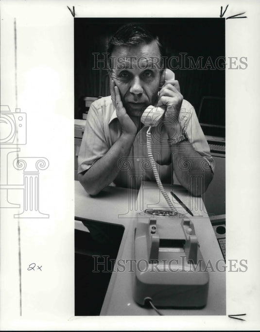 1986 Press Photo Bill Liscynesky calls family from Russia - Historic Images