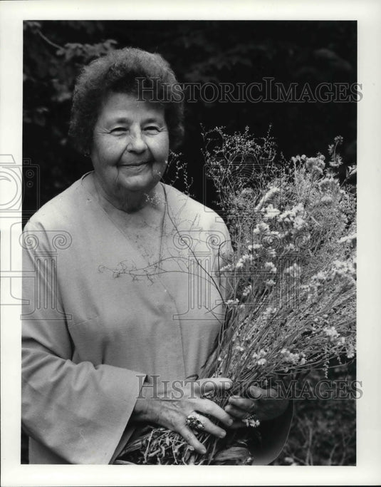 1986 Press Photo Louise Littlepage with gatherings from the field - Historic Images