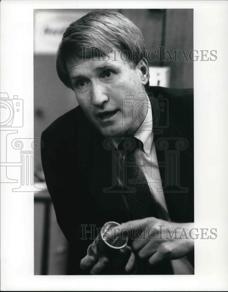 1989 Press Photo Robert C. Lindrud, Liquid container business group manager - Historic Images