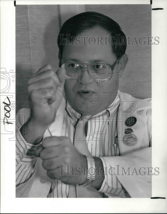 1990 Press Photo Dr Matt J. Likavec at Metro General expresses pressure - Historic Images