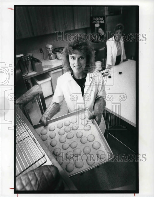 1989 Press Photo Donna L. Leibold of The Original Cookie Co. Hot Sam Inc. - Historic Images
