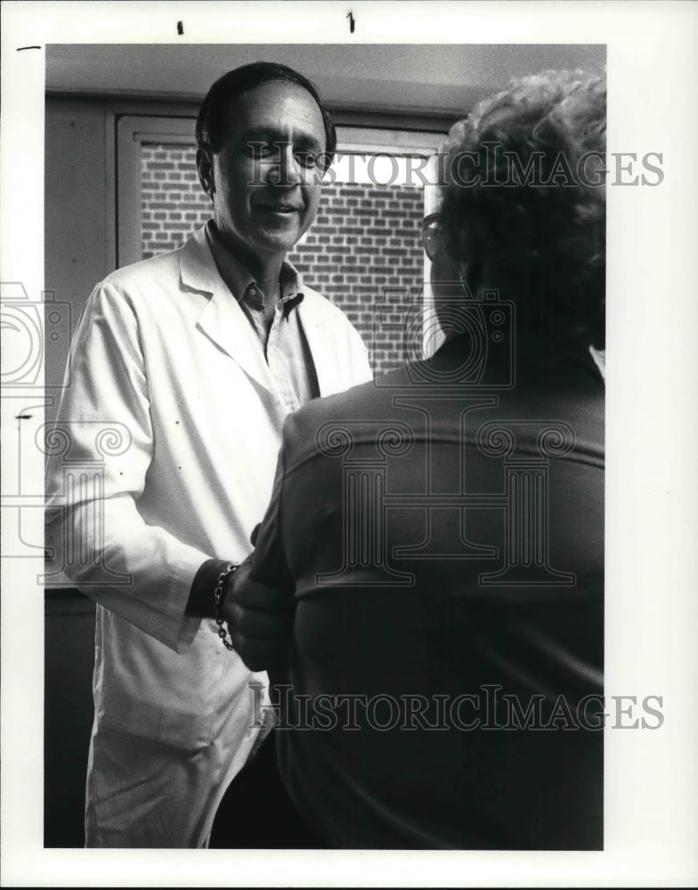 1985 Press Photo Dr. Lawrence Levy reassures a patient at Mt. Sinai Center - Historic Images