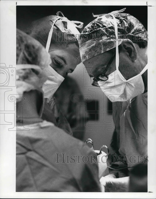 1989 Press Photo Dr David Kasserman, surgical resident and Dr Lawrence Levy - Historic Images