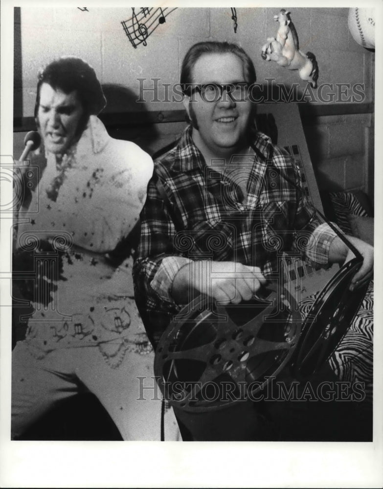 1980 Press Photo Bruce Leslie with Elvis Memorabilia - Historic Images