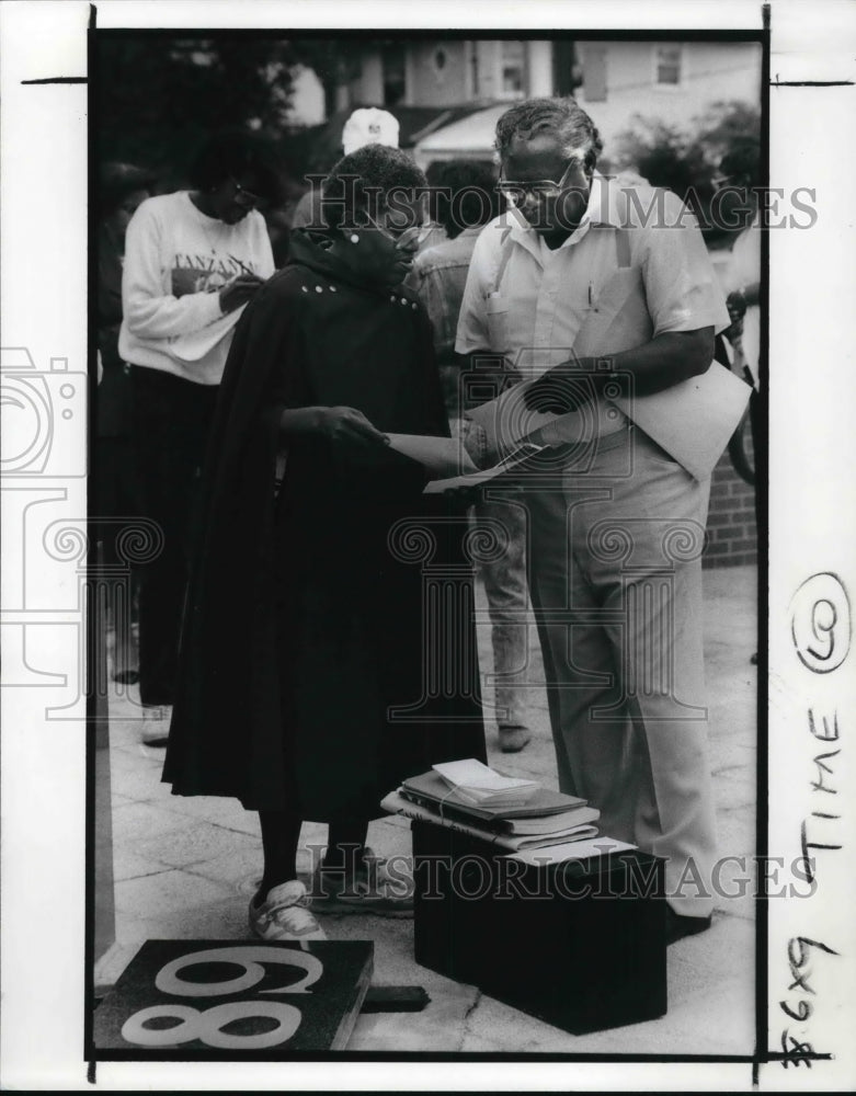 1989 Press Photo Walter Browne shares some photos with Fannie M. Lewis - Historic Images