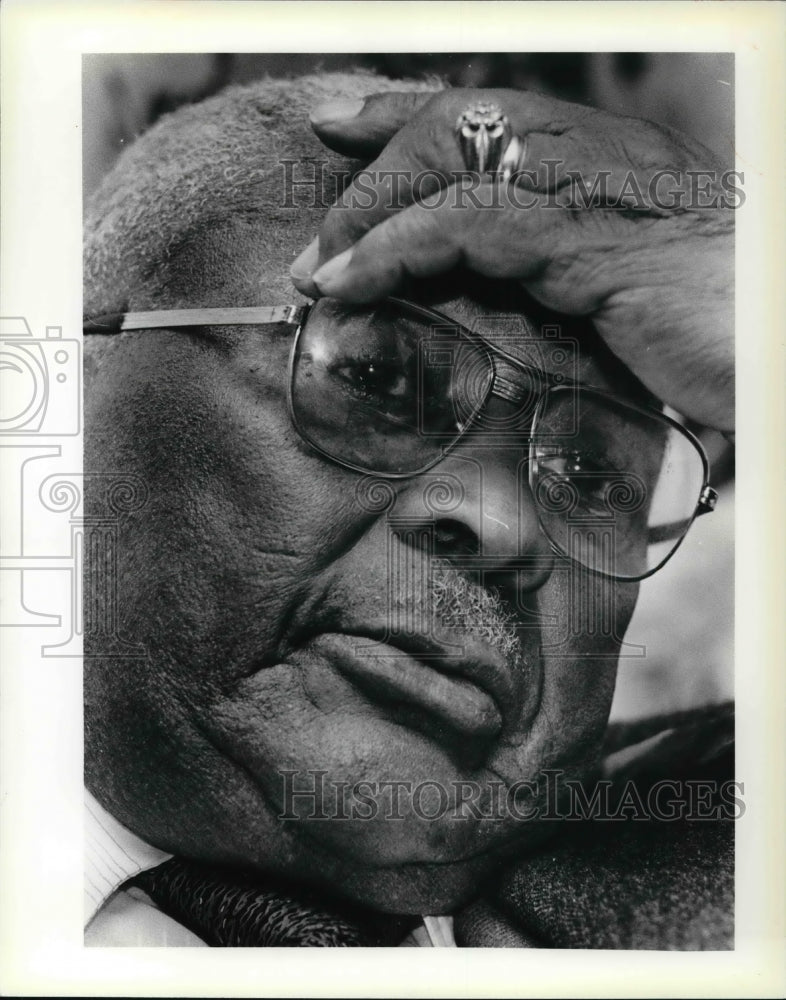 1979 Press Photo Martin Luther King Sr. Rubs Forehead - Historic Images