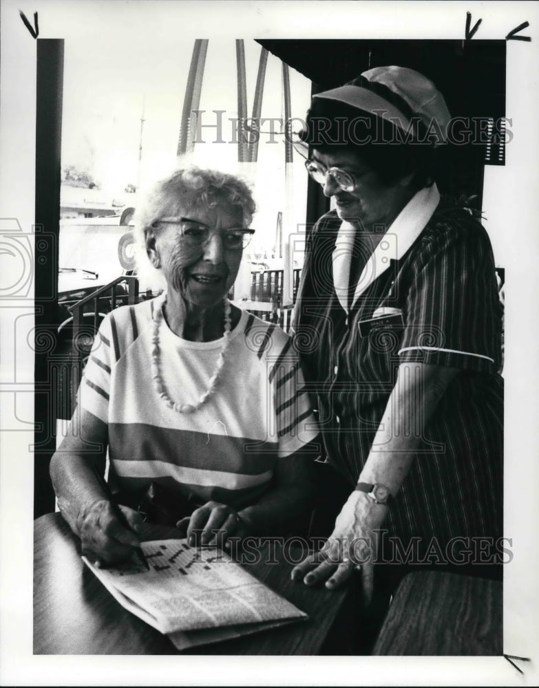 1987 Press Photo Maude Lasch with Grace Hirsch - Historic Images