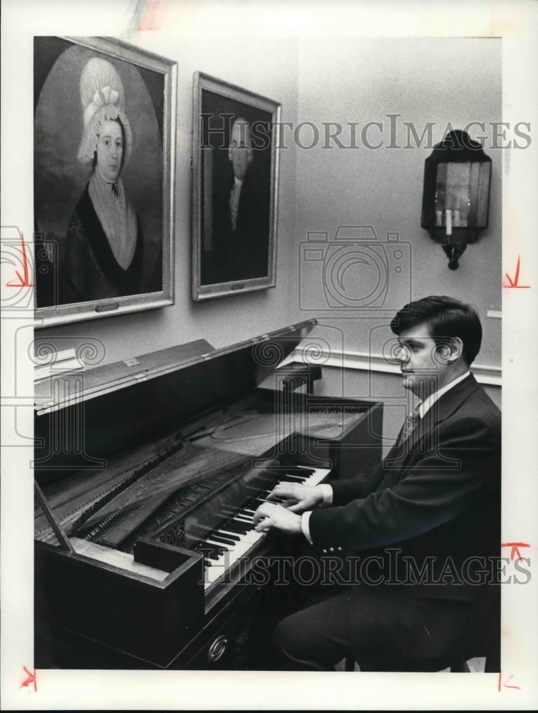 1979 Press Photo Timothy Corrao at the Western Reserve Historical Society - Historic Images