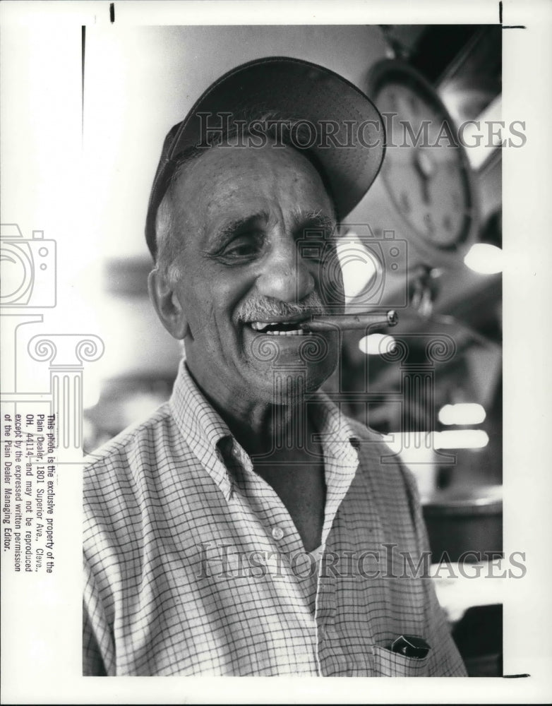 1988 Press Photo Mickey LoSchiavo at the Central Market - Historic Images