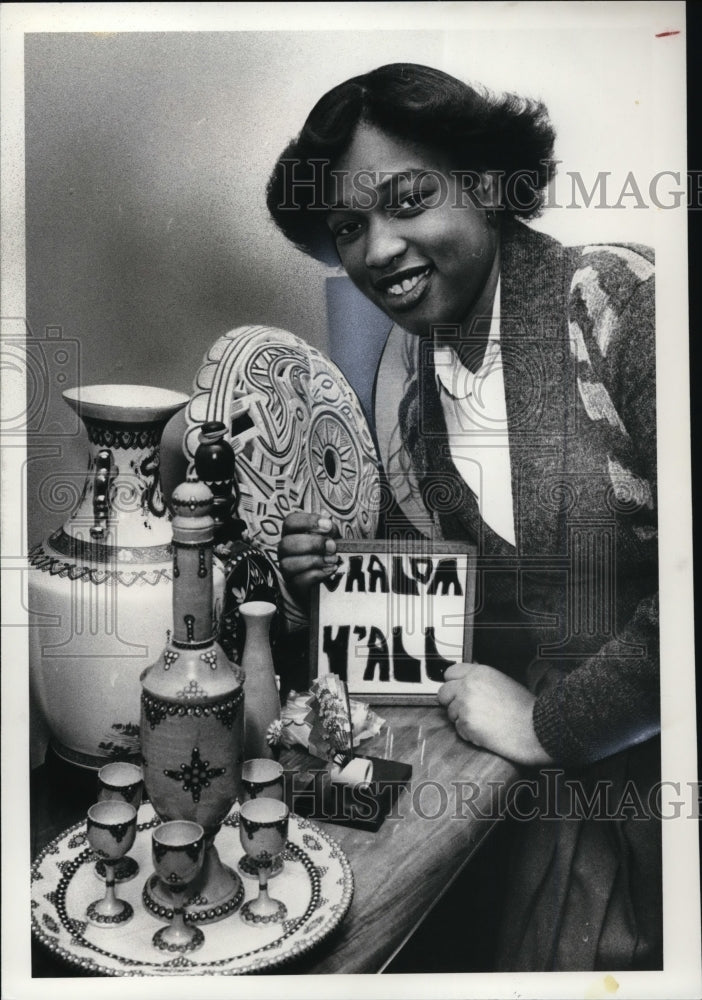 1980, Lynn Loritts with the travel souvenirs she collected - Historic Images