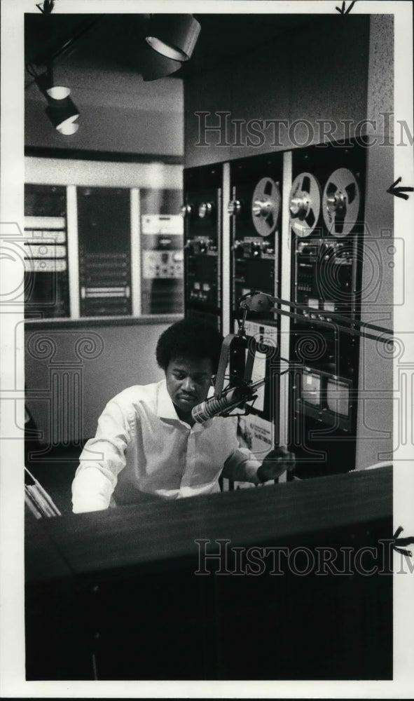 1984 Press Photo Mike Love on the air - Historic Images