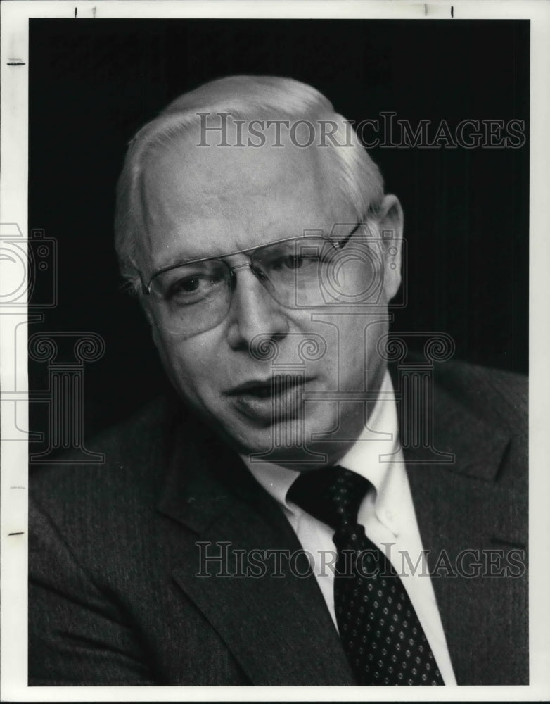 1988 Press Photo Henry Lowenthal, Chief Financial officer of American Greetings - Historic Images