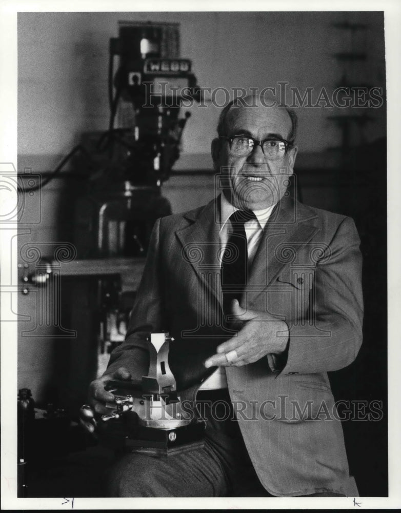 1987 Press Photo Dragisa Krstovich- toolmaker and his inventions - Historic Images