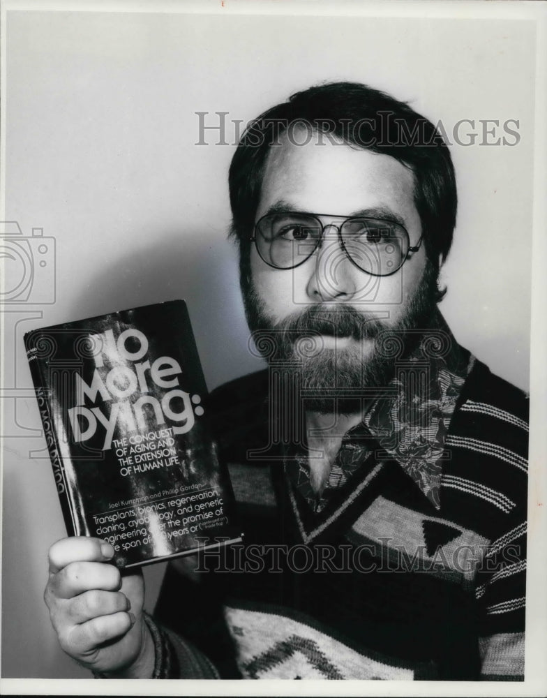 1977 Press Photo Joel Kurtzman, author No More Dying - Historic Images