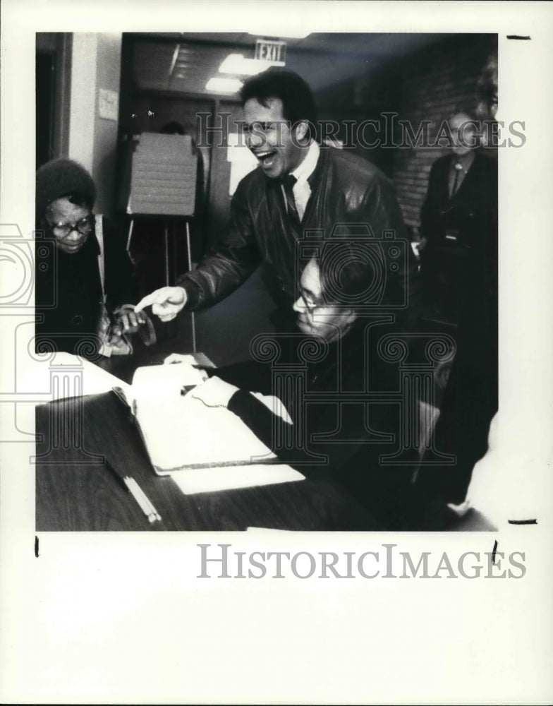 1985 Press Photo  Gary Kucinich at Brooklyn School - Historic Images