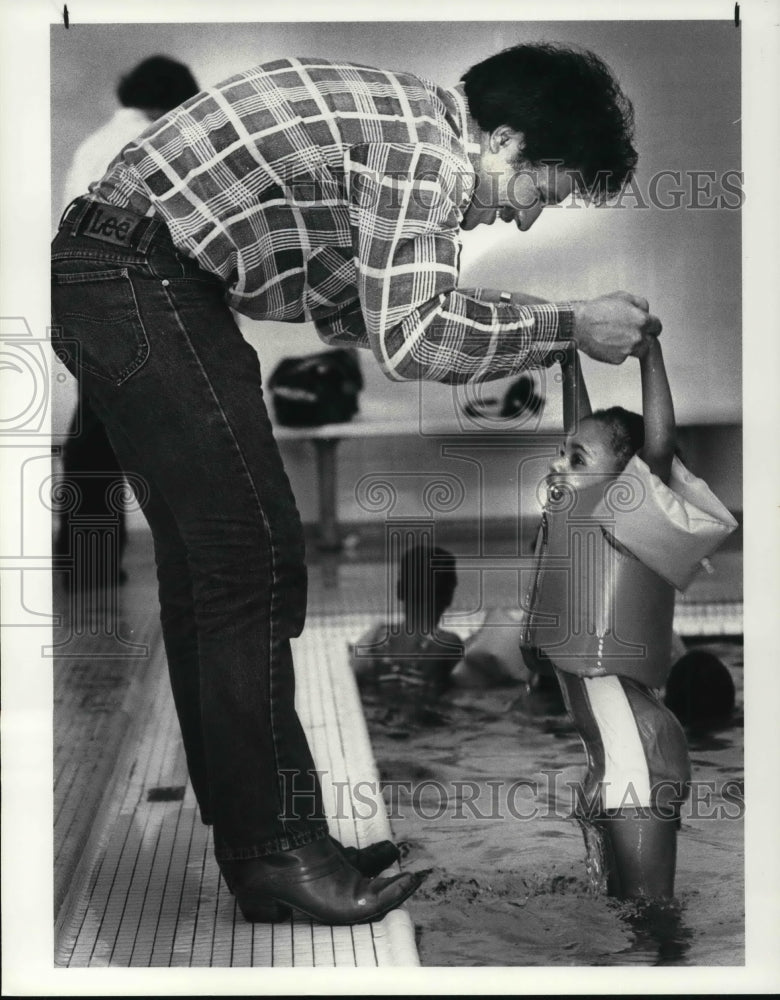 1985 Press Photo City Councilman, Gary Kucinich with four year old,Damita Dennis - Historic Images