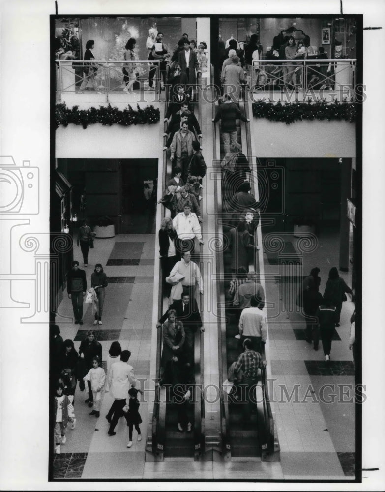 1988 Press Photo Shoppers at the Galleria for the Christmas shopping - Historic Images