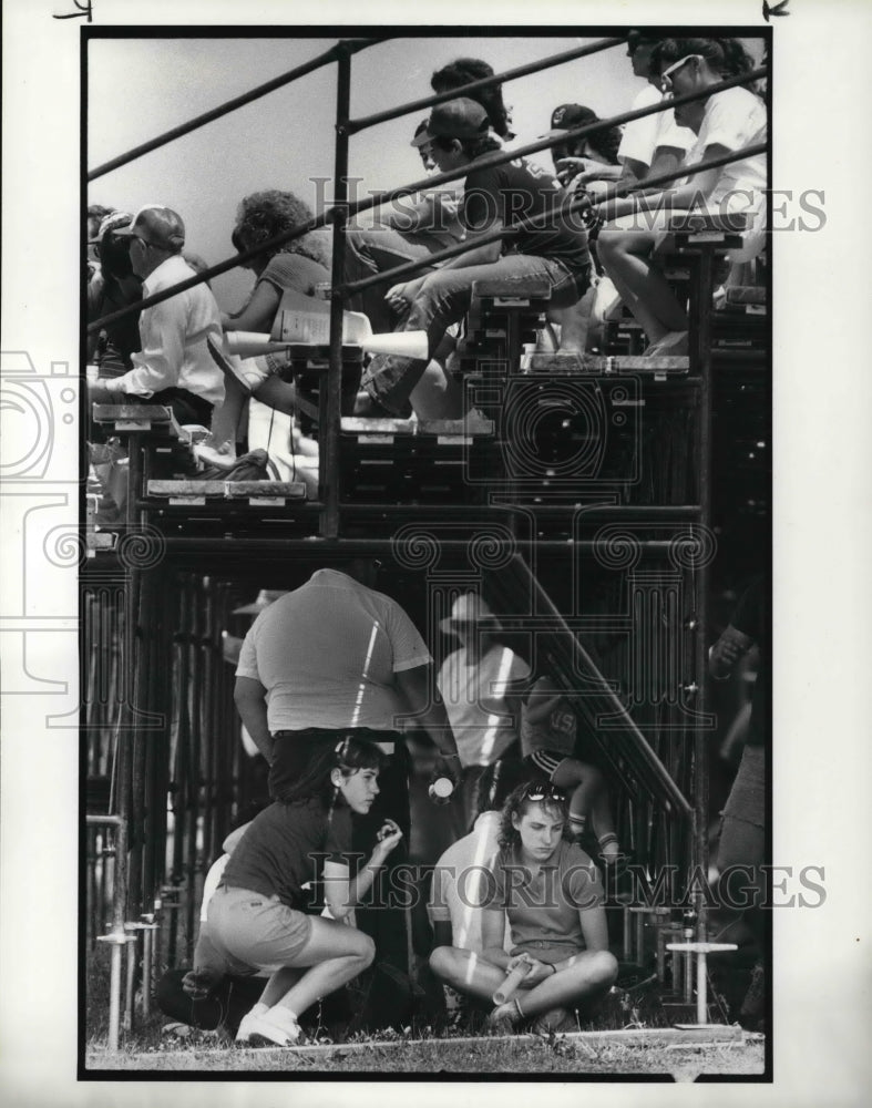 1986 Press Photo Theresa Ward with sister Carol at the Cleveland Grand Prix - Historic Images