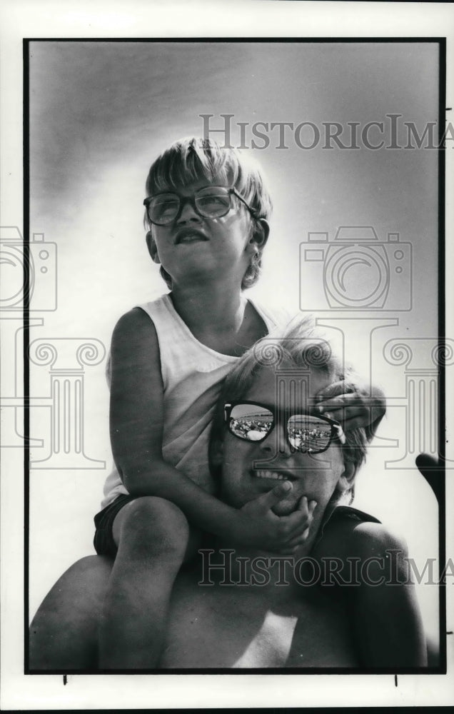 1991 Press Photo Jim Hennessey with son, Matthew at the Trans Am Race - Historic Images