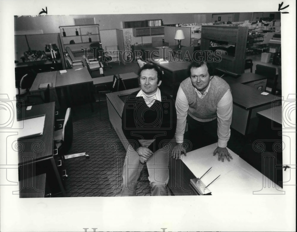 1986 Press Photo Jim Lawry with his brother Dave at the Crusader warehouse - Historic Images