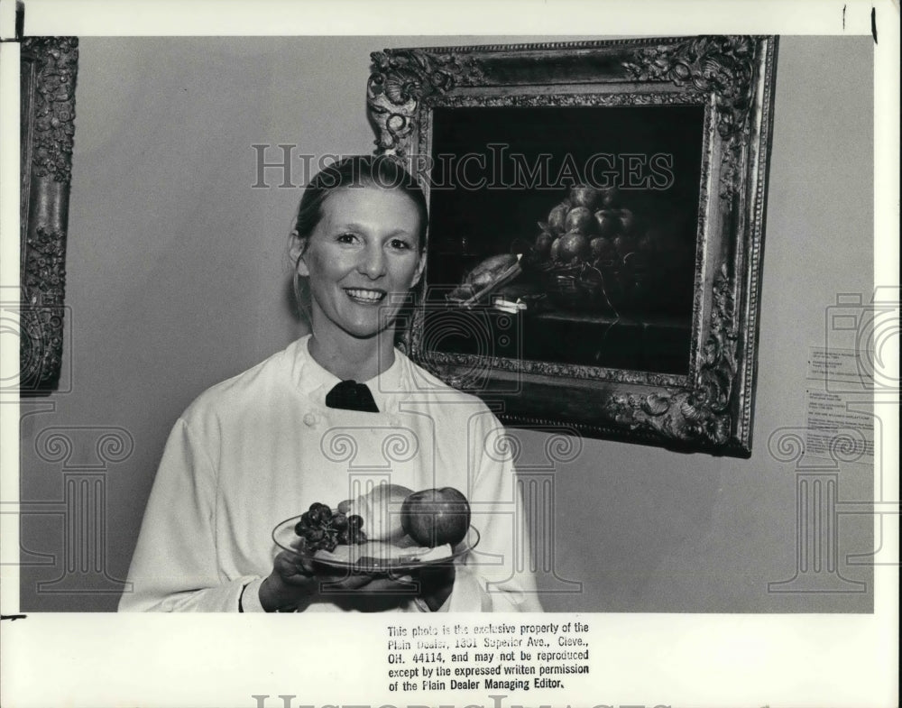 1988 Press Photo Kathy Lawly, Museum Cafe manager with the cheese and fruits - Historic Images