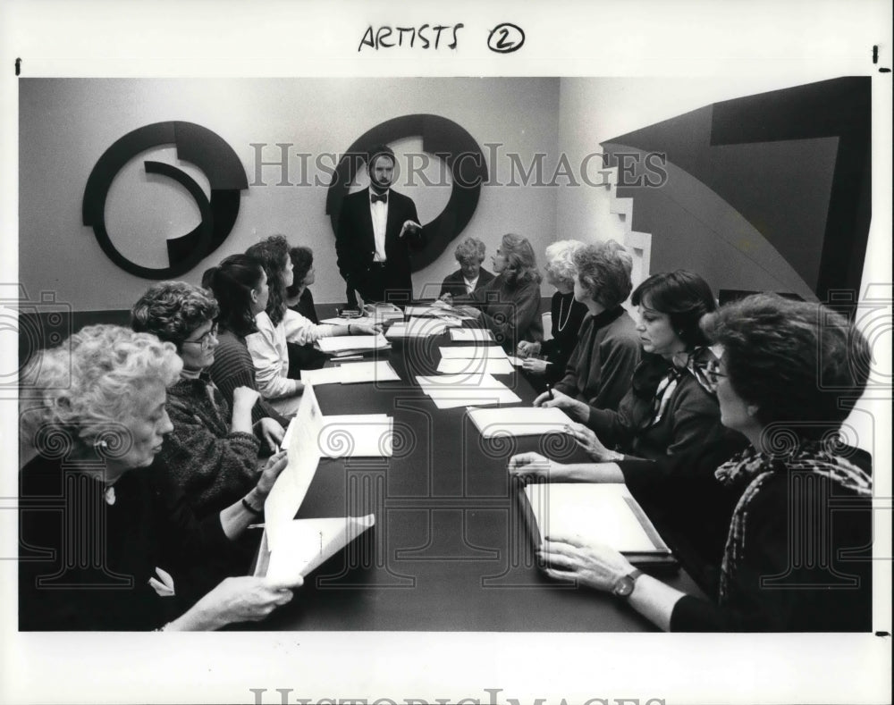 1988 Press Photo Mark Leach and docent trainees at Cleveland Center for Art - Historic Images
