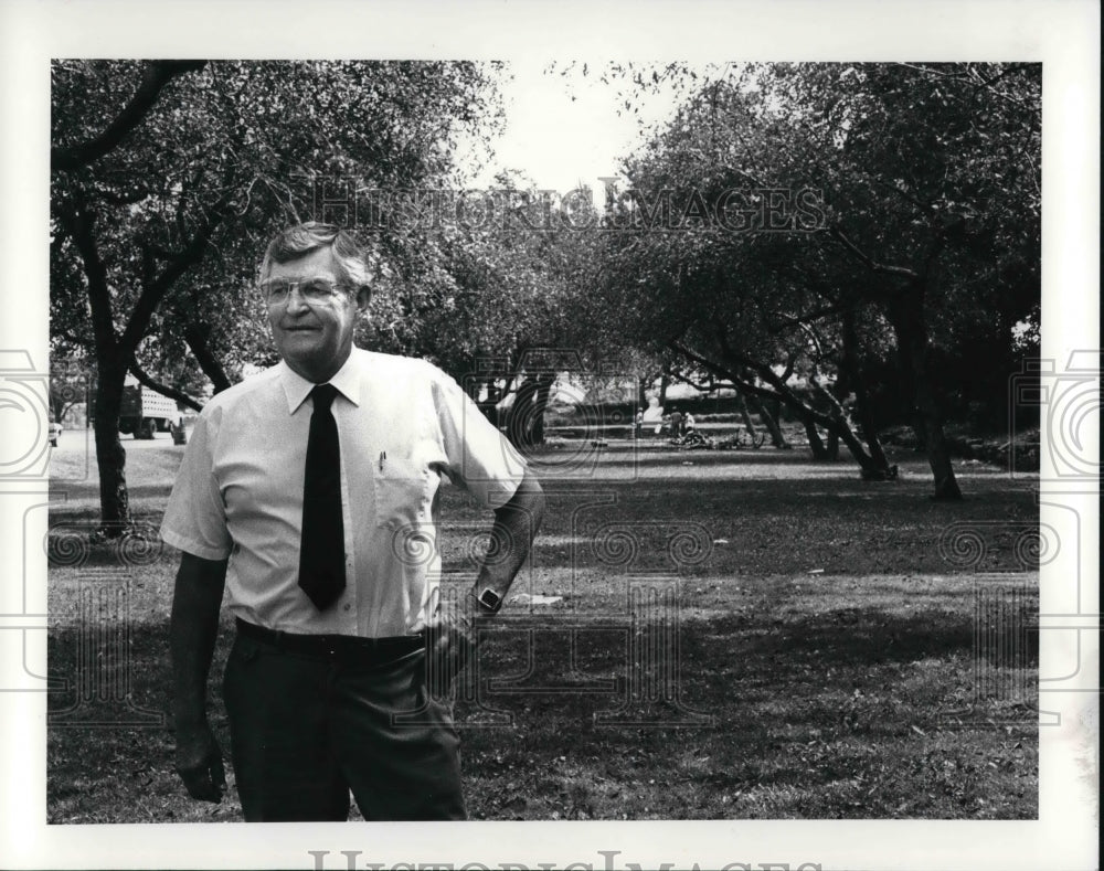 1986 Press Photo Bill Lanphear at the Donald Gray Garden - Historic Images