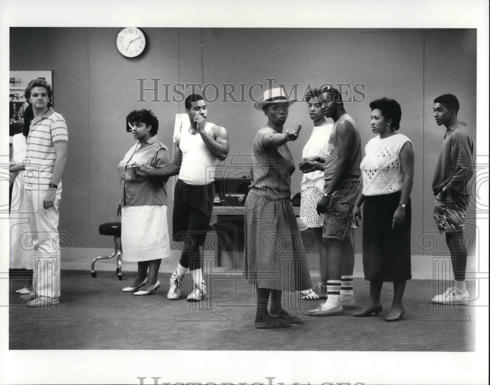 1987 Press Photo Mary P. Landers at the final rehearsal - Historic Images