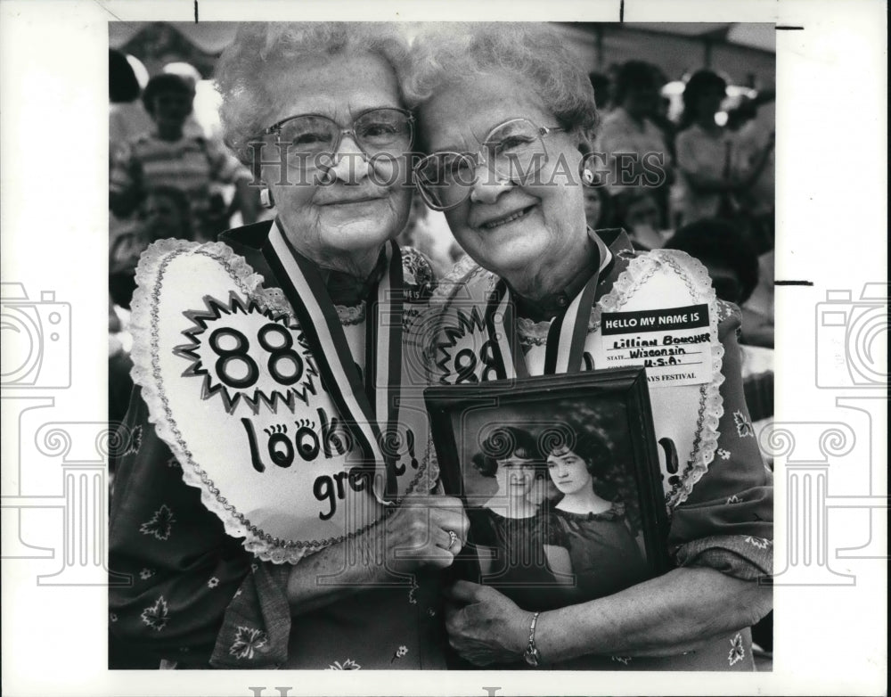 1988 Press Photo Laura and Lillian Boucher at the Twins Day in Twinsburg - Historic Images