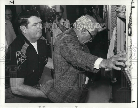 1982 Press Photo A.H. Kyriakide at the police station - Historic Images