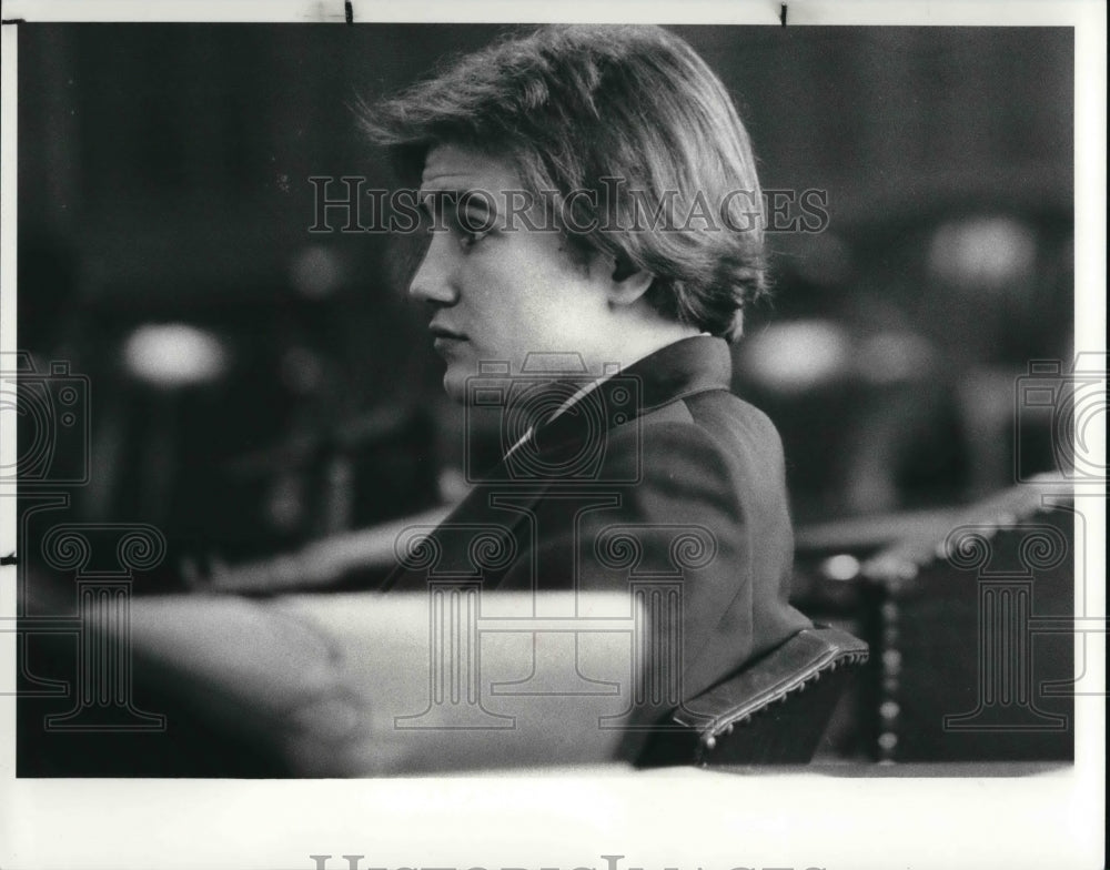 1982 Press Photo David Langer watches the testimony - Historic Images