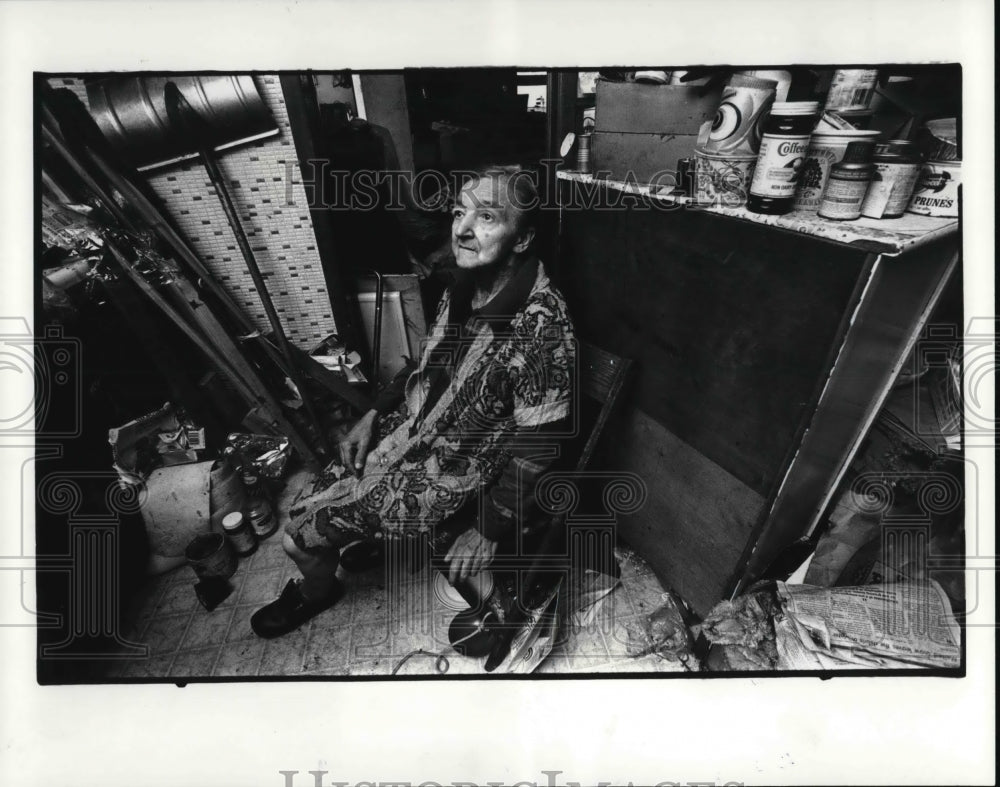 1984 Press Photo Mary Lairo was found dead at the kitchen of the rented house - Historic Images