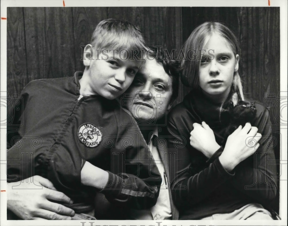 1980 Press Photo George Maag with his two children, Robert and Lisa - Historic Images