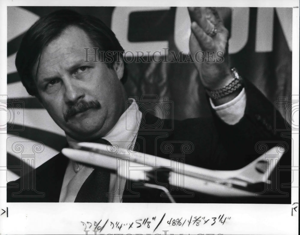 1989 Press Photo Mike McQuay, Central Div. Vice Pres. of Continental Airlines - Historic Images