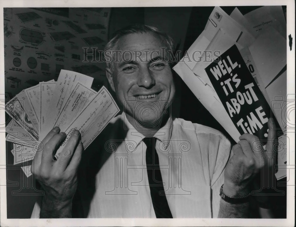 1964 Press Photo Hal Leboritz, PD Sports editor checks cash to support Indians - Historic Images