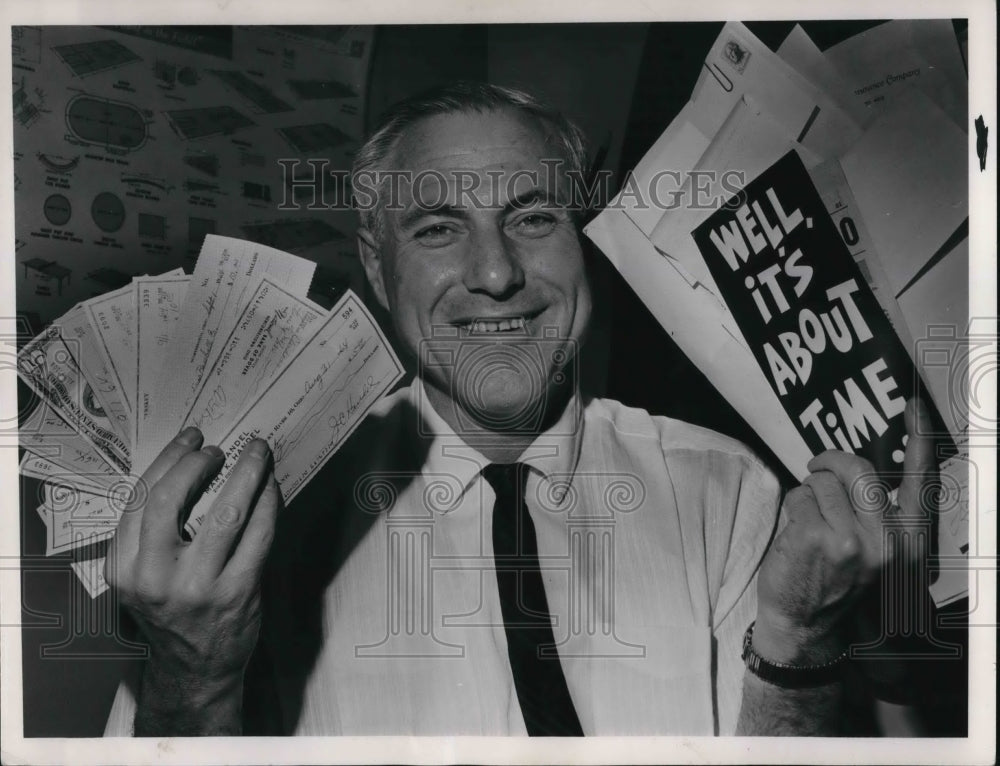 1964 Press Photo Hal Leboritz, PD Sports editor checks cash to support Indians - Historic Images