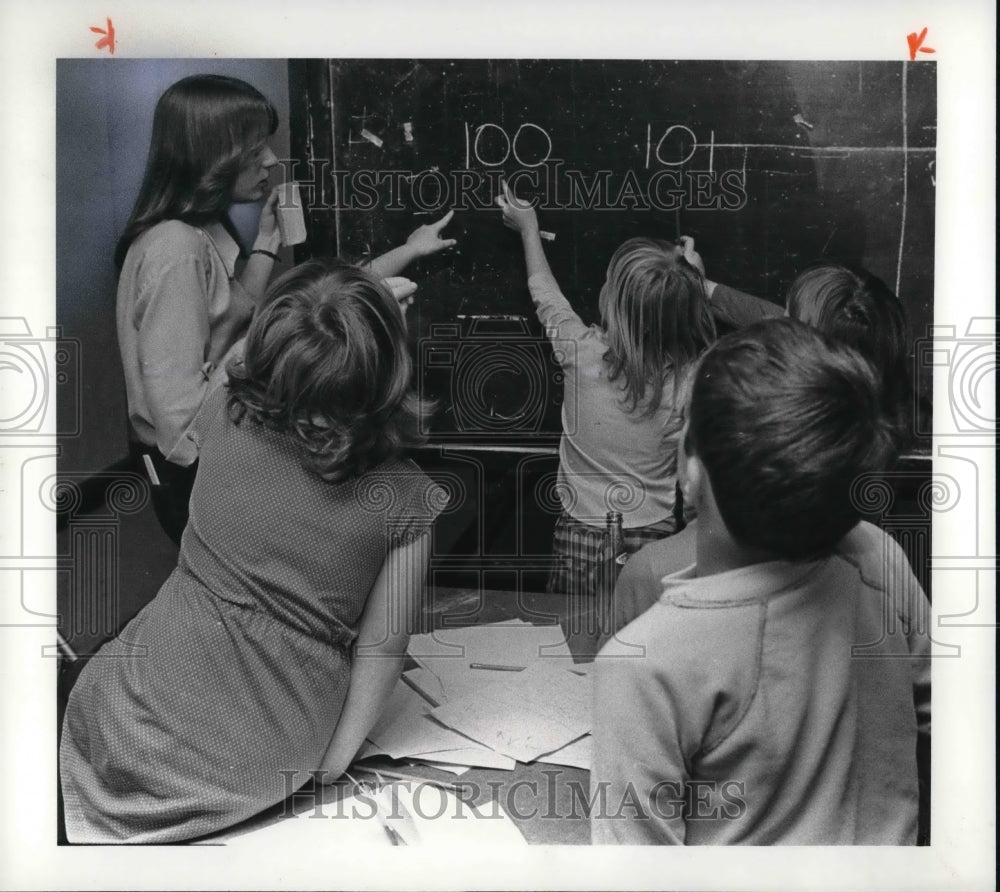 1979 Press Photo Kathy Greeney, tutor is plating math games with the students - Historic Images