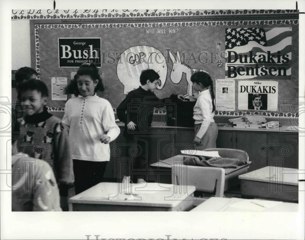 1988 Press Photo Mock elections at the Mercer School where Dukakis won - Historic Images