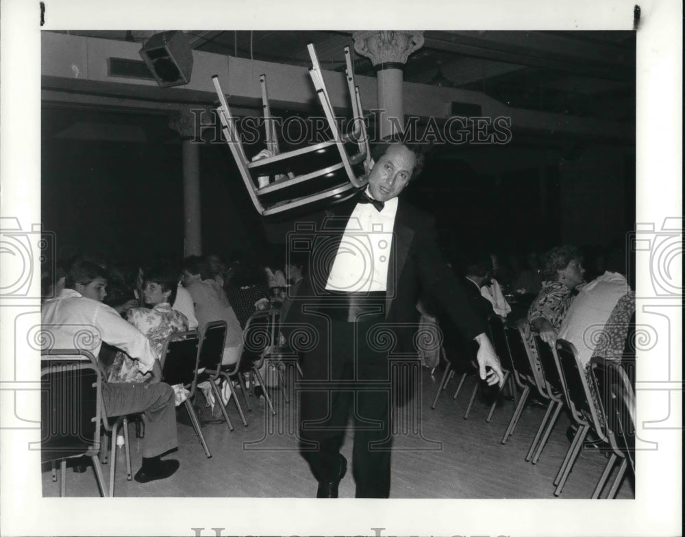 1986 Press Photo Nick Costis works fast for the Club Opening - Historic Images