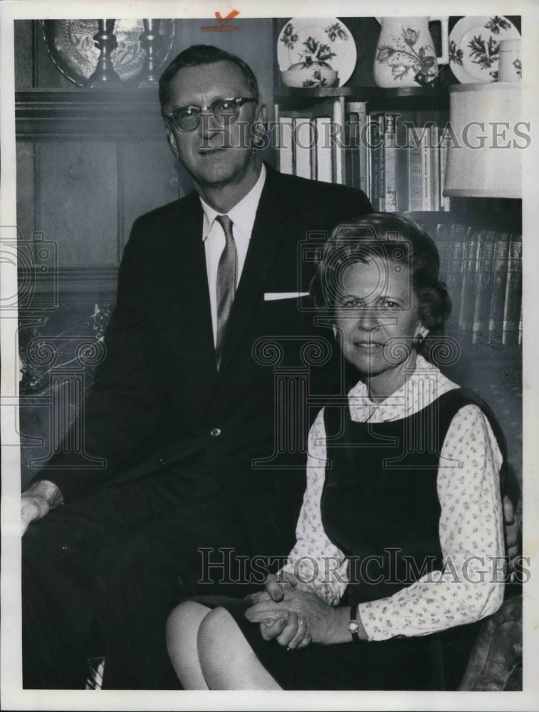 1965 Press Photo Mayor Ralph Locker with his wife - Historic Images